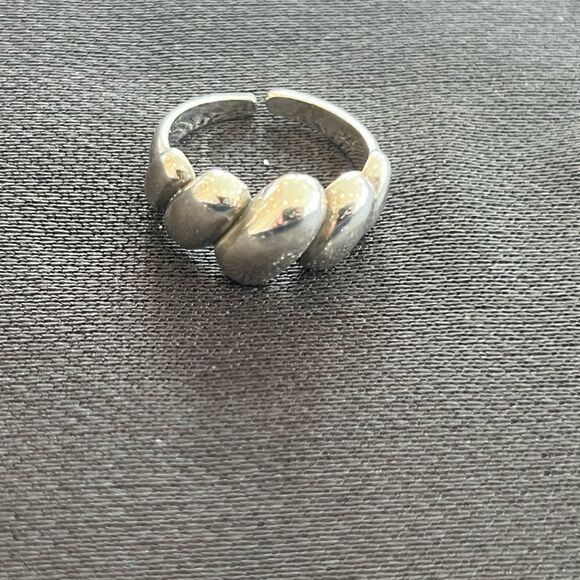 Bold Elegance: Adjustable Sterling Silver Statement Ring - Picture 5 of 6